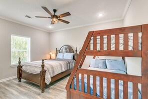 2 bedrooms, iron/ironing board, WiFi, bed sheets - Leola’s Place One is a Charming 2-bedroom house with AC in pleasant Galveston (Galveston)