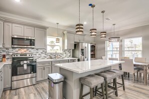 Private kitchen - Leola’s Place One is a Charming 2-bedroom house with AC in pleasant Galveston (Galveston)