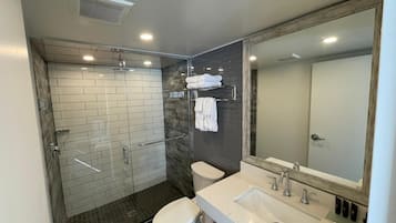 SĂšche-cheveux, serviettes fournies, savon, papier toilette