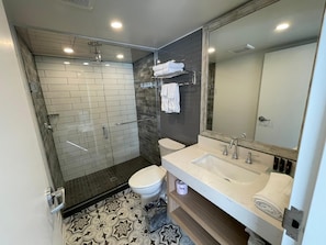 Bathroom - Coastal suites (Room5) - Grand Bend (Grand Bend)