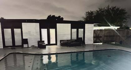 Spacious 4-bedroom house in enchanting Corpus Christi with AC and pool!