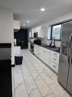 Geladeira, micro-ondas, fogão, cooktop