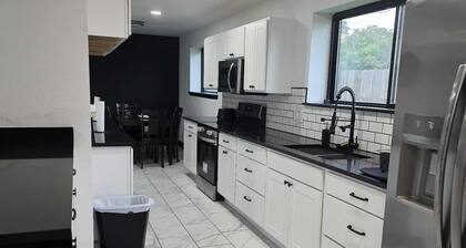 Spacious 4-bedroom house in enchanting Corpus Christi with AC and pool!