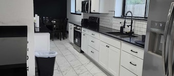 Spacious 4-bedroom house in enchanting Corpus Christi with AC and pool!