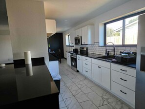 Fridge, microwave, oven, stovetop - Spacious 4-bedroom house in enchanting Corpus Christi with AC and pool! (Corpus Christi)