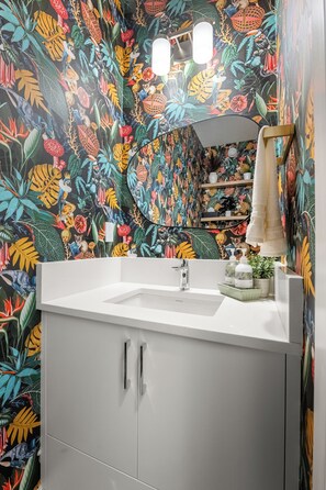 Een haardroger, handdoeken, zeep, toiletpapier