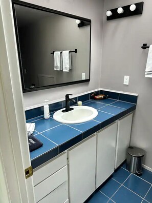 Shower, hair dryer, towels, soap - Puget Sound View Room (Federal Way)