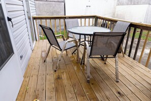 Outdoor dining - 2-bedroom - very spacious with comfort (Upper Darby)