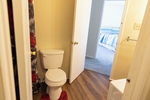 Bathroom - 2-bedroom - very spacious with comfort (Upper Darby)