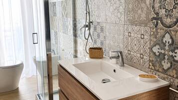 Shower, hair dryer, bidet, towels