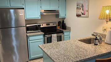 Coffee/tea maker, fridge, microwave, oven