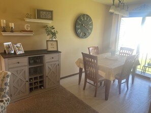 Dining - Charming 2-bedroom condo in beautiful Fond du Lac 20 miles from Oshkosh EAA (Fond du Lac)