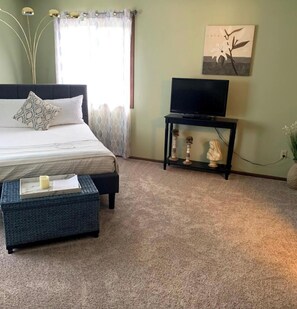 Room - Charming 2-bedroom condo in beautiful Fond du Lac 20 miles from Oshkosh EAA (Fond du Lac)