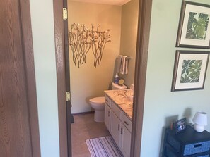 Bathroom - Charming 2-bedroom condo in beautiful Fond du Lac 20 miles from Oshkosh EAA (Fond du Lac)