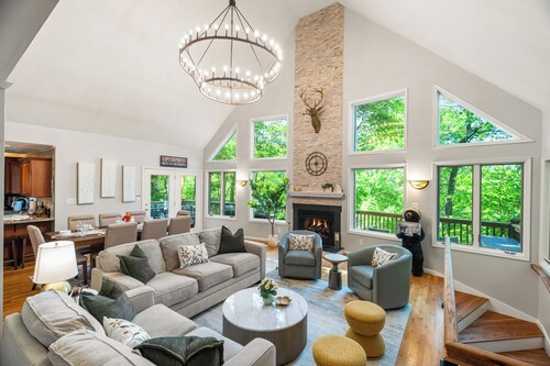 Wintergreen 5BR w/ Hot Tub, Sauna. Walk to slopes!