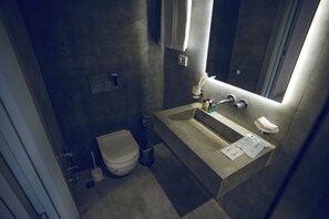 Shower, hair dryer, slippers, towels - Momentum Hotel Baku (Bakı)