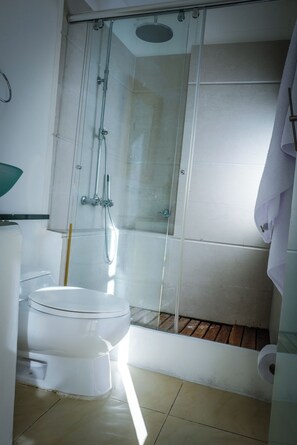 Shower, hair dryer, towels, soap - Incredible 2 bedroom apartment with terraces, jacuzzi with city view, top spot (Bogotá)