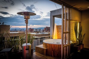 Outdoor spa tub - Incredible 2 bedroom apartment with terraces, jacuzzi with city view, top spot (Bogotá)