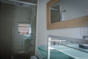Dusche, Haartrockner, Handtücher, Seife