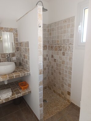 Shower, hair dryer, towels, toilet paper - Vrbo Property (Sartène)
