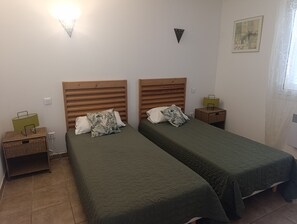Iron/ironing board, bed sheets - Vrbo Property (Sartène)
