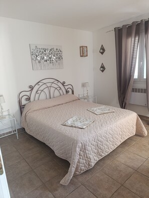 Iron/ironing board, bed sheets - Vrbo Property (Sartène)