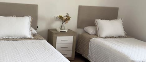 2 Schlafzimmer, Bügeleisen/Bügelbrett, Bettwäsche