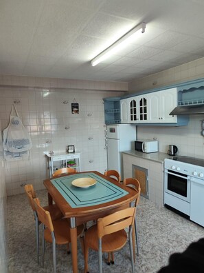 Private kitchen - Vrbo Property (Camariñas)