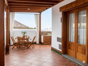 Outdoor dining - Vrbo Property (Yaiza)