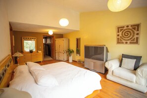4 bedrooms, iron/ironing board, internet, bed sheets - House with garden in front of the Pyramid of Cholula, Puebla,MX (PUEBLA)