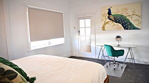 Tabla de planchar con plancha, wifi, ropa de cama