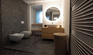 Doccia, asciugacapelli, bidet, asciugamani