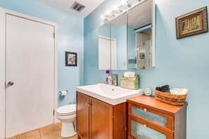 Douche, baignoire à jets, sèche-cheveux, serviettes fournies