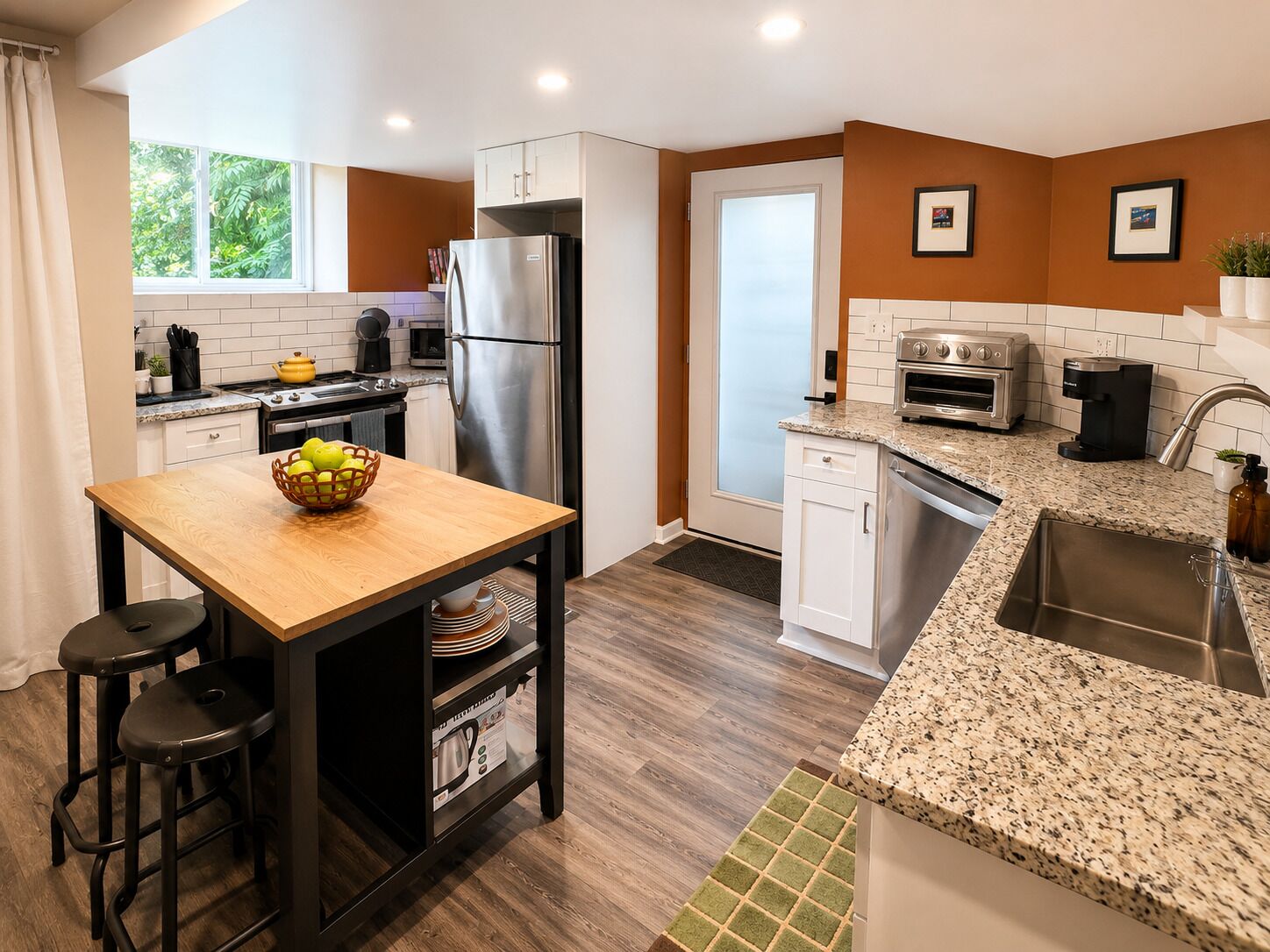 Coffee/tea maker, fridge, microwave, oven