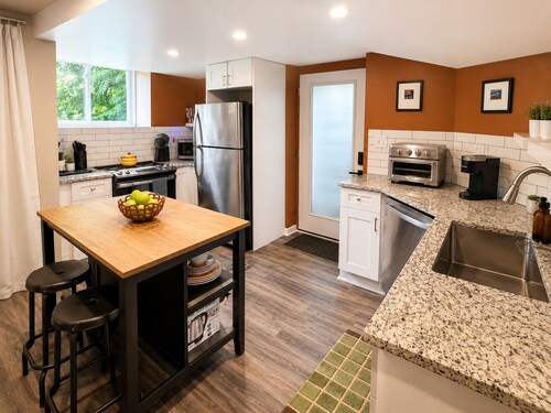 Private 2BR w/ Full Kitchen & Laundry · Near Battery & Downtown Atlanta