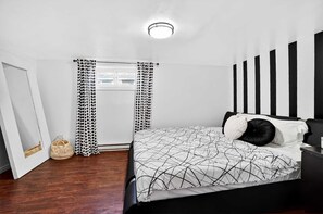 Tabla de planchar con plancha, wifi, ropa de cama