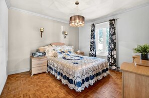 5 bedrooms, iron/ironing board, WiFi, bed sheets