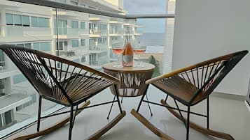 Apartment | Outdoor dining