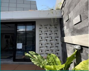 Exterior detail - Cozzy Penny House Private Pool (BATU)