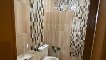 Toalhas de banho, papel higiênico