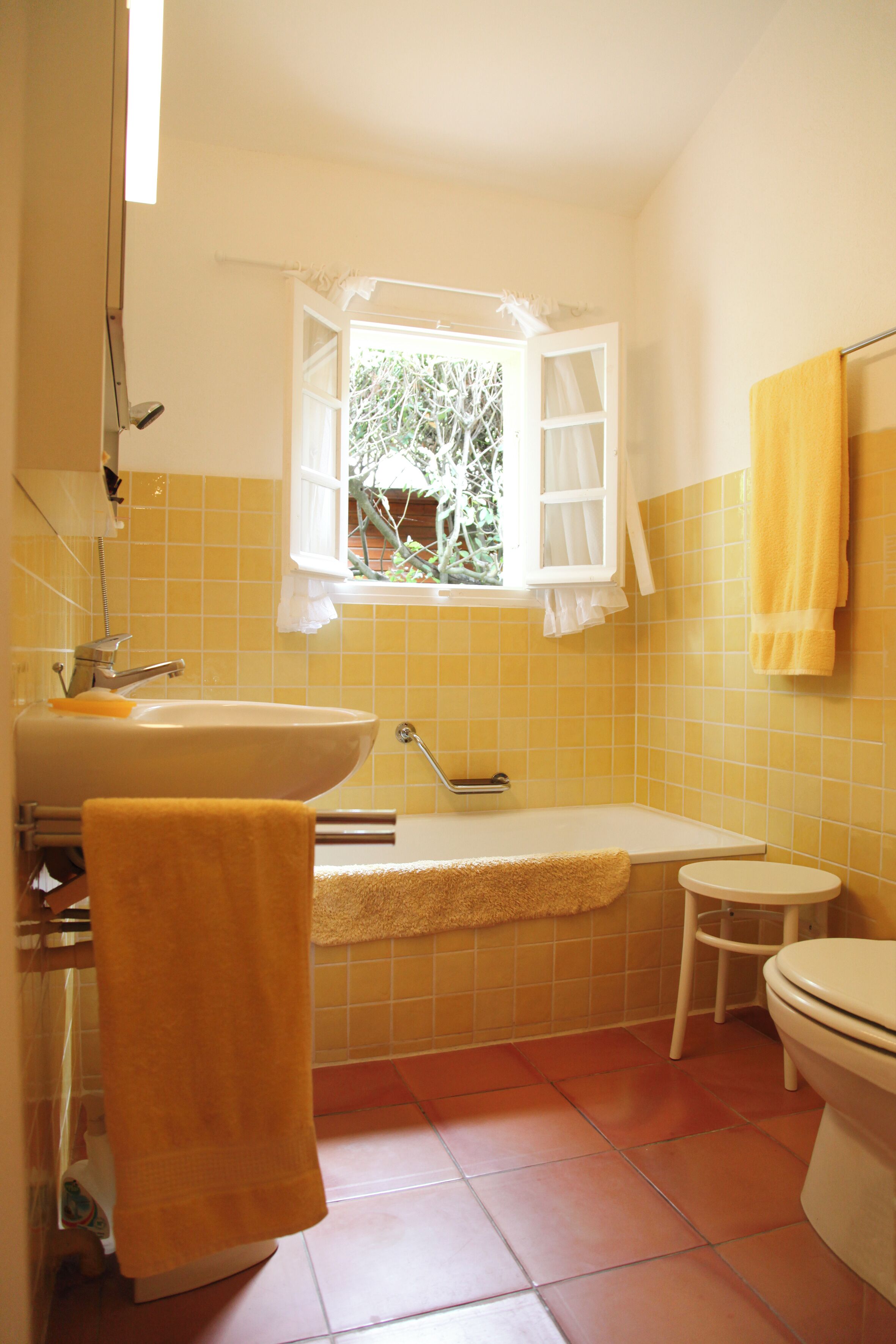 Douche, sèche-cheveux, serviettes fournies, savon