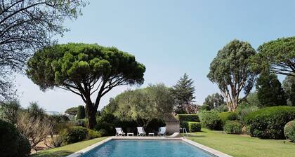 Family home, Les Parcs de Saint-Tropez. Swimming pool and private beach access