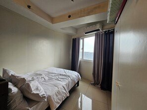 1 bedroom, free WiFi, bed sheets, wheelchair access - Shell Residences MOA - The Executive Suites SL003 Cozy 1 Bedroom with AC, Wi-Fi (Pasay City)