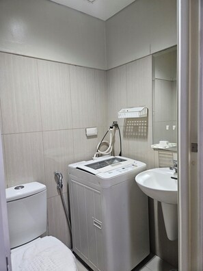 Shower, hair dryer, bidet, towels - Shell Residences MOA - The Executive Suites SL003 Cozy 1 Bedroom with AC, Wi-Fi (Pasay City)