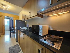 Private kitchen - Shell Residences MOA - The Executive Suites SL003 Cozy 1 Bedroom with AC, Wi-Fi (Pasay City)