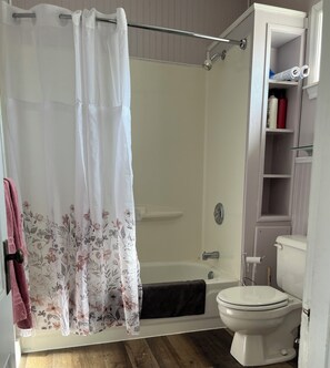 Haartrockner, Handtücher, Seife, Toilettenpapier