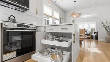 Fridge, microwave, stovetop, dishwasher