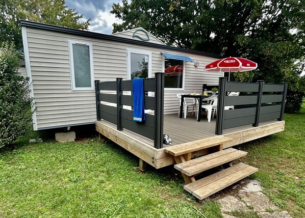 Outdoor dining - Vrbo Property (Bonzée)