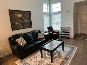 Living area - Charming 3-bedroom house in marvelous Stansbury Park with AC (Stansbury Park)