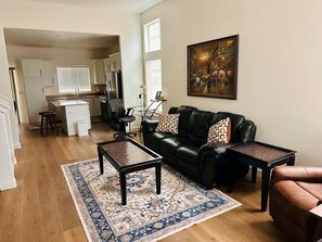 Living area - Charming 3-bedroom house in marvelous Stansbury Park with AC (Stansbury Park)